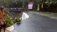 kejadian tersebut akibat dari luapan air Sungai Kedung Dermo ke jalan sehingga menyebabkan talud beserta badan jalan longsor.