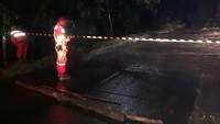 Menurut Sutopo, hujan deras memang terus mengguyur lokasi ini sejak Minggu (11/3). Aliran Sungai Kaling yang deras mengakibatkan longsor.