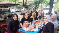 Pedangdut Inul Daratista tak ragu melahap mie ayam yang dijual di pinggir got. Mau kaki 5 kek, kaki 7 kek sing penting apa adanya. Padahal sebelah selokan alias peceran alias got hahaha, tulis Inul. Foto: Instagram inul.d