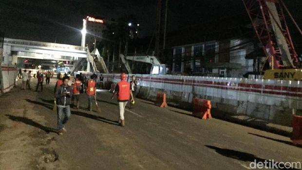 Lokasi pipa gas bocor akibat pengeboran proyek LRT di depan kantor BNN, Jl MT Haryono, Jaktim, Senin (12/3/2018)