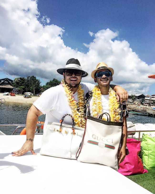 Traveling ke Bali, Ivan Gunawan dan Ruben Onsu berpose sambil memperlihatkan tas mewah. Ivan Gunawan terlihat membawa tas Hermes Birkin White Clemence Gold Hardware seharga USD 19.250 atau sekitar Rp 265 juta. Sementara Ruben Onsu tampak memamerkan Gucci Logo Drawstring Backpack seharga USD 2.690 atau sekitar Rp 40 juta. Foto: Instagram