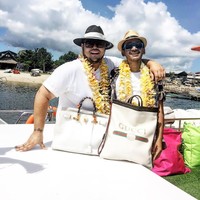 Traveling ke Bali, Ivan Gunawan dan Ruben Onsu berpose sambil memperlihatkan tas mewah. Ivan Gunawan terlihat membawa tas Hermes Birkin White Clemence Gold Hardware seharga USD 19.250 atau sekitar Rp 265 juta. Sementara Ruben Onsu tampak memamerkan Gucci Logo Drawstring Backpack seharga USD 2.690 atau sekitar Rp 40 juta. Foto: Instagram