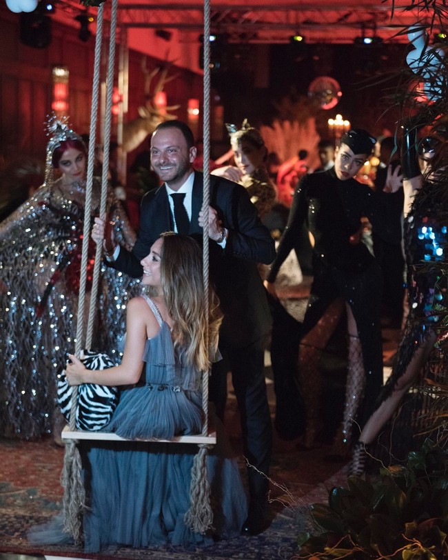 Mina Basaran adalah putri konglomerat Turki Huseyin Basaran. Basaran merupakan mantan pimpinan klub sepakbola Trabzonspor. Dia juga memiliki berbagai bisnis lainnya mulai dari binis yatch hingga bahan bakar. Sedangkan tunangan Mina, Murat Gezer, adalah pemilik Metprint Printing Systems. Foto: Dok. Instagram Mina Basaran