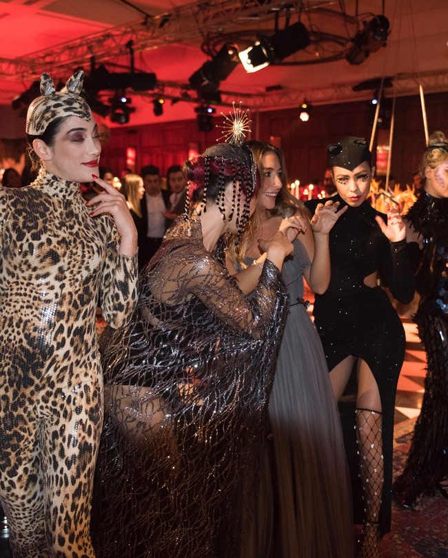 Mina Basaran berpose dengan wanita-wanita berkostum hewan yang memeriahkan pesta pertunangannya. Foto: Dok. Instagram Mina Basaran