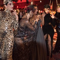 Mina Basaran berpose dengan wanita-wanita berkostum hewan yang memeriahkan pesta pertunangannya. Foto: Dok. Instagram Mina Basaran