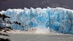 Pemandangan Menakjubkan Runtuhnya Gletser di Argentina