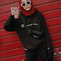 Gayanya memang khas. Ia sering tampil boyish dengan oversized jaket dan kaca mata hitam. Biasanya gaya hijabnya justru sangat simple seperti shawl yang direkatkan di dagu dan ia ikat di belakang leher. Foto: Instagram/strngrrr