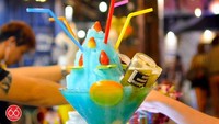 66 Station menawarkan aneka bir dan cocktail. Yang satu ini nampak segar karena diberi potongan jeruk dan strawberry. Foto: Facebook 66 Station