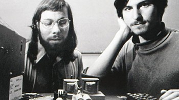 Steve Wozniak dan Steve Jobs, bermula dari sahabat dan akhirnya mendirikan Apple pada 1 April 1976. Foto: Phone Arena