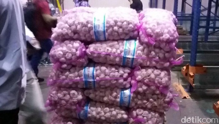Sebanyak 5 ton bibit bawang putih diamankan Kementerian Perdagangan dari lokasi Pergudangan Bibit Bawang Putih ilegal di Jakarta Utara, Senin (12/3/2018).