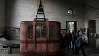 Kereta gantung ini dibangun pada masa Uni Soviet. Dulunya berguna menyokong pertumbuhan ekonomi di Kota Chiatur, Georgia. (David Mdzinarishvili/Reuters)