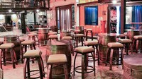 Di dalam ada juga area bersantap dengan kursi tinggi. Nah, kamu bisa memilih nih mau bersantap di dalam atau luar ruangan. Foto: siam2nite