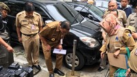 Saat sidak, Anies juga ditemani oleh Wali Kota Jakarta Pusat Mangara Pardede, Kasatpol DKI Yani Wahyu. (Foto: Indra Komara/detikcom)