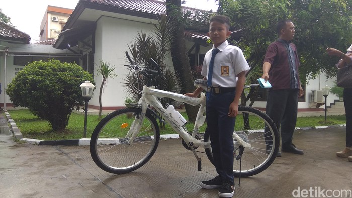 Kisah Bocah Karawang Jalan 1 Jam ke Sekolah dan Hadiah Sepeda