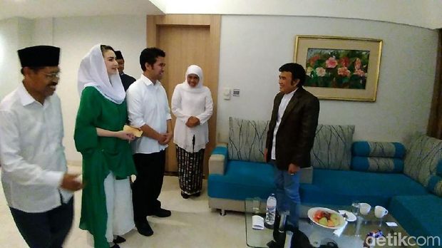 Saat Khofifah dan Emil Bercengkerama dengan Rhoma di Surabaya