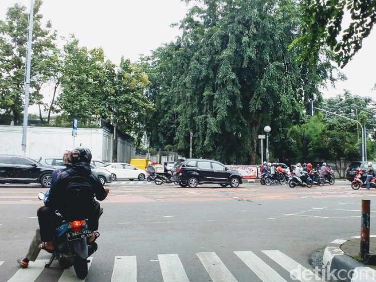Asyiknya Parkir di Zebra Cross