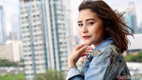 Tidak cuma berkecimpung di dunia hiburan, Prilly juga dikenal sebagai anak muda yang mempunyai banyak bisnis. Bisnis kuliner hingga fashion digeluti Prilly. Foto: Muhammad Ridho