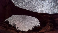 Tempat yang paling gelap di AS adalah Natural Bridges National Monument di Utah. Lokasinya di tempat terpencil, bebas polusi cahaya. Langit pun tampak indah bertabur bintang (Courtesy of NPS/Jacob W. Frank/CNN)