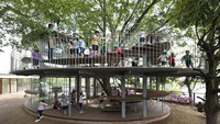 Taman kanak-kanak (TK) di Jepang ini dibangun di tengah-tengah pohon, jadi tidak merusak tumbuhan sekitar. Istimewa/Boredpanda.