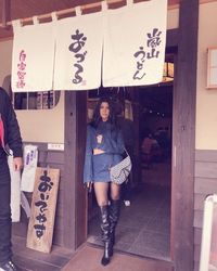 Tampil <i>Topless</i>, Ini Gaya Kim Kardashian Berfoto Sambil Makan Mie di Jepang