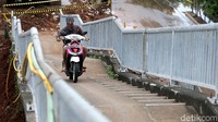 Pemotor naik ke atas JPO, Senin (12/3).