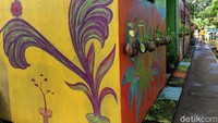 Di kampung ini terlihat indah dengan warna-warni hampir di setiap sudut.