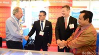 Presiden Direktur Perikanan Indonesia (Perindo) Risyanto Suanda (kedua kiri) berbincang dengan Owner North Atlantic Inc Jerry Knecht (kiri) dan Director Seafood Asia Harbor Seafood Inc John Paterson (kedua kanan) di sela-sela penandatanganan kontrak.