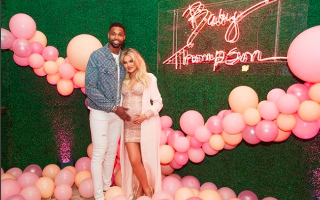 Khloe Kardashian telah resmi menjadi seorang ibu! Sejak awal Khloe mengumumkan kehamilan pertamanya dengan Tristan Thompson, bintang realiti ini selalu tampil penuh gaya. Sambil menunggu wajah putrinya dipublikasikan, lihat lagi momen stylish Khloe Kardashian saat hamil. Foto: Instagram Khloe Kardashian