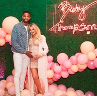 Khloe Kardashian telah resmi menjadi seorang ibu! Sejak awal Khloe mengumumkan kehamilan pertamanya dengan Tristan Thompson, bintang realiti ini selalu tampil penuh gaya. Sambil menunggu wajah putrinya dipublikasikan, lihat lagi momen stylish Khloe Kardashian saat hamil. Foto: Instagram Khloe Kardashian