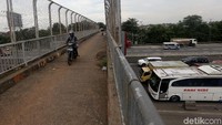 Meski bukan peruntukannya para pengendara nekat melintasi JPO ini untuk memotong jarak.