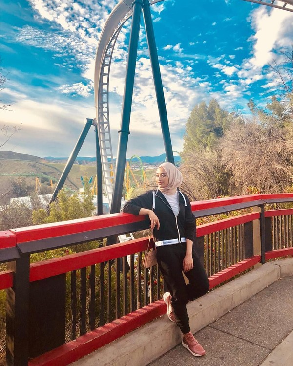 Radiah tak melewatkan kesempatan main ke Six Flags Magic Mountain di California (radiahsarip/Instagram) Radiah tak melewatkan kesempatan main ke Six Flags Magic Mountain di California (radiahsarip/Instagram)