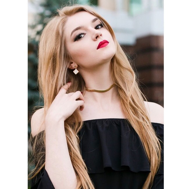  Bagaimana meurutmu dengan kecantikan Alisa yang disebut mirip Barbie ini? (Foto: Instagram/Alisa Manyonok)