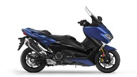 Semua itu menjadikan TMAX SX Sport mirip dengan motor balap. TMAX SX Sport juga sudah memakai sasis aluminium ringan yang membuat handling motor lebih enak lagi. Foto: Yamaha