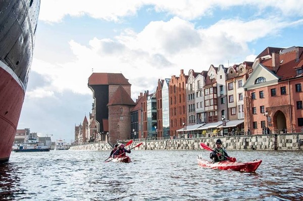 Karena kota pelabuhan dan punya banyak kanal, maka kanal-kanal di sana dijadikan tempat main kayak. Kanalnya bersih lho! (Visit Gdansk)