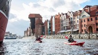 Karena kota pelabuhan dan punya banyak kanal, maka kanal-kanal di sana dijadikan tempat main kayak. Kanalnya bersih lho! (Visit Gdansk)