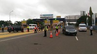 Pengendara mobil berpelat ganjil bisa memarkirkan kendaraan di kantor parkir. Selanjutnya, mereka bisa menggunakan Bus Transjabotabek Premium (Foto: Samsdhuha Wildansyah/detikcom).