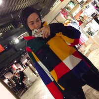 Jika kamu ingin tampil SWAG ala Intan Hasanah, must have item pertama adalah oversized jacket. Jaket seperti ini banyak sekali dijual di pasaran, pastikan kamu memakai ukurang dua atau tiga kali lebih besar dari ukuran bajumu. Foto: Instagram/strngrrr