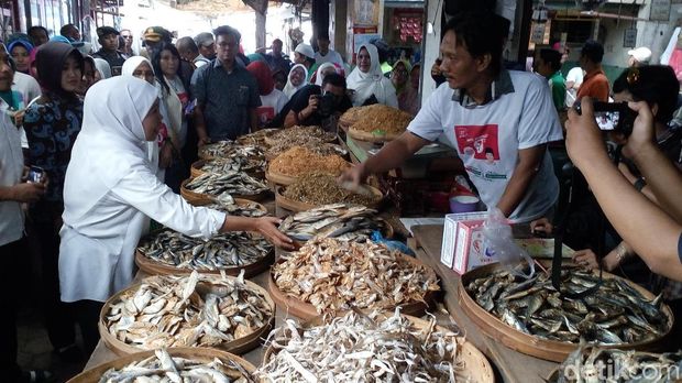 Blusukan di Pasar Tanjung, Khofifah Ingin Ada Agen Perbankan Penyalur KUR