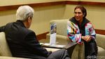 Potret Kehangatan Menteri Susi dan John Kerry