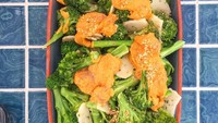 Eat more green and your kids will follow! tulis Sophie mengawali kalimat panjang captionsnya. Kali ini menu santapannya adalah brokoli kukus bumbu bawang putih dengan kembang kol dan pumpkin sauce. Foto: instagram @sophienavita