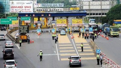 Foto: Suasana Saring Ganjil Genap di Pintu Tol Bekasi