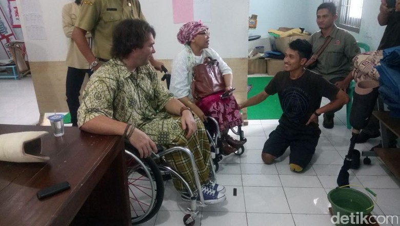 Kehilangan Kaki, Budi Kini Produksi dan Terima Pesanan Kaki Palsu Kehilangan Kaki, Budi Kini Produksi dan Terima Pesanan Kaki Palsu