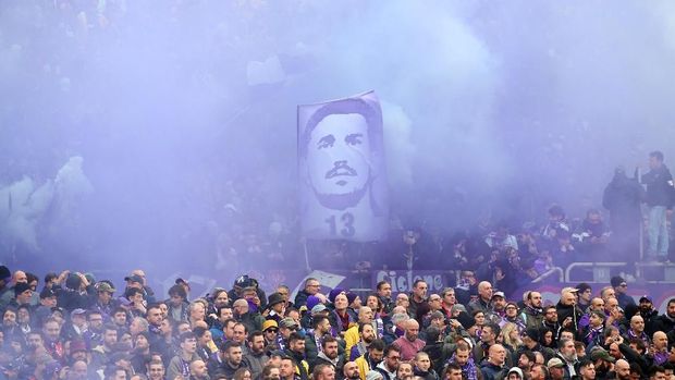 Poster Davide Astori terlihat di tribun penonton Stadion Artemio Franchi.