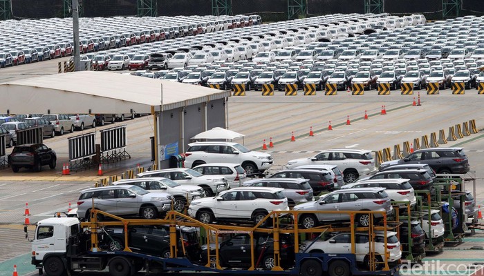 Penjualan Domestik Kendaraan Komersial Naik

Sejumlah mobil terparkir di Car Port Pelabuhan Tanjung Priok, Jakarta Utara, Senin (12/3/2018). Gabungan Industri Kendaraan Bermotor Indonesia (Gaikindo) menyatakan bahwa penjualan domestik kendaraan komersial sampai pada 2017, 235.307 unit terbagi di antaranya truk naik 45%, pickup naik 6 persen, dan double cabin naik 46 persen. Grandyos Zafna/detikcom