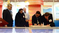 Menteri Kelautan dan Perikanan Susi Pudjiastuti (kedua kiri) bersama Direktur Jenderal Penguatan Daya Saing Produk Kelautan dan Perikanan KKP Nilanto Perbowo (kiri) menyaksikan penandatanganan kontrak penjualan ikan di ajang Seafood Expo North Amerca (SENA), Boston, AS, Minggu (11/3/2018).