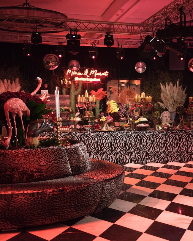 Pesta pertunangan Mina Basaran dan Murat Gezer tidak seperti pesta pertunangan pada umumnya. Mina dan Murat mengadakan pesta dengan tema alam liar Afrika.Foto: Dok. Instagram Mina Basaran