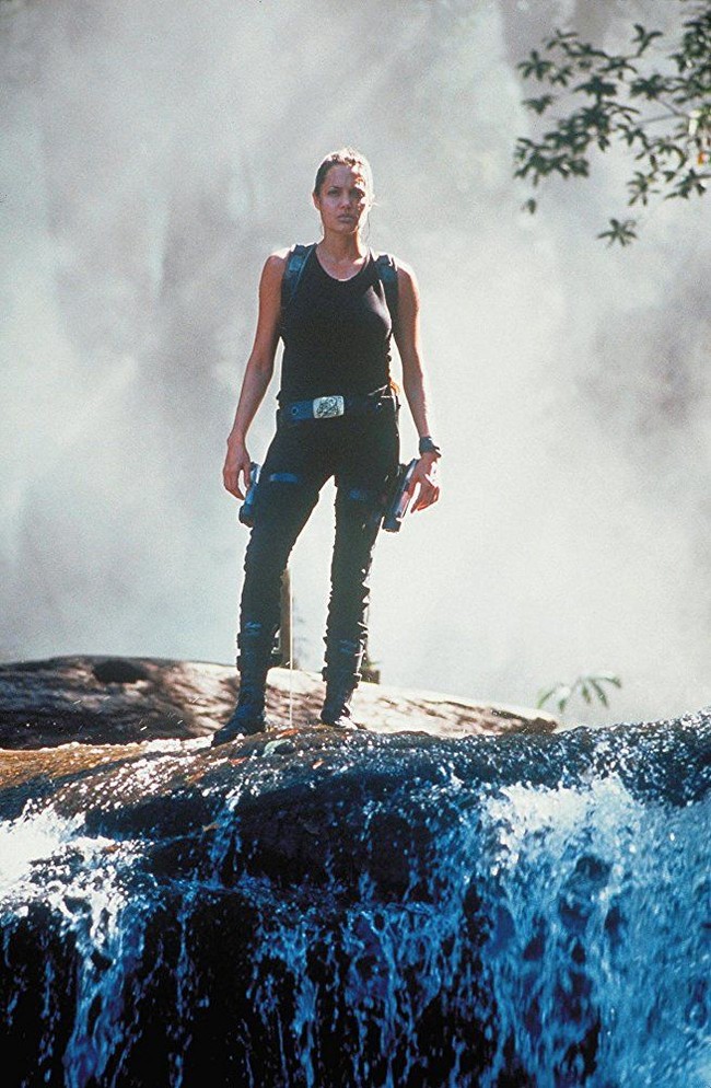 Lara Croft di era Angelina Jolie sering tampil dengan seragam serba hitam. Karakter Lara sebelumnya banyak terlihat mengenakan tank top dan celana hitam. Tak lupa pula combat boots, gelang, dan ikat pinggang. Foto: imbd