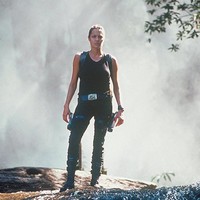 Lara Croft di era Angelina Jolie sering tampil dengan seragam serba hitam. Karakter Lara sebelumnya banyak terlihat mengenakan tank top dan celana hitam. Tak lupa pula combat boots, gelang, dan ikat pinggang. Foto: imbd