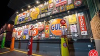 Tempat ini hits di kalangan anak muda Bangkok. Selain seru buat nongkrong, interiornya juga kece. Temanya pom bensin dan garasi vintage di Amerika serta Inggris. Foto: ShopJJ
