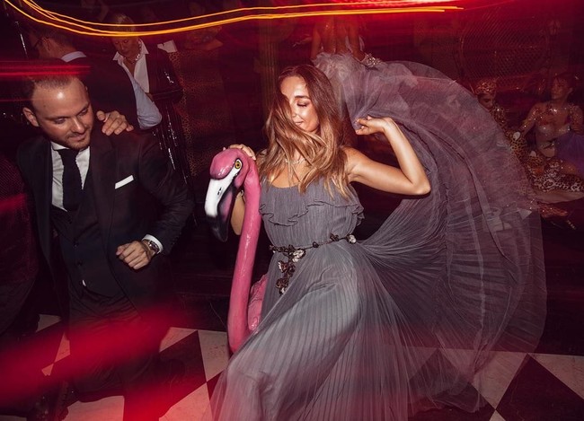 Inilah momen bahagia Mina Basaran saat bertunangan dengan kekasihnya Murat Gezer. Keduanya bertunangan di Hotel Soho House Istanbul, Turki pada Oktober 2017. Foto: Dok. Instagram Mina Basaran